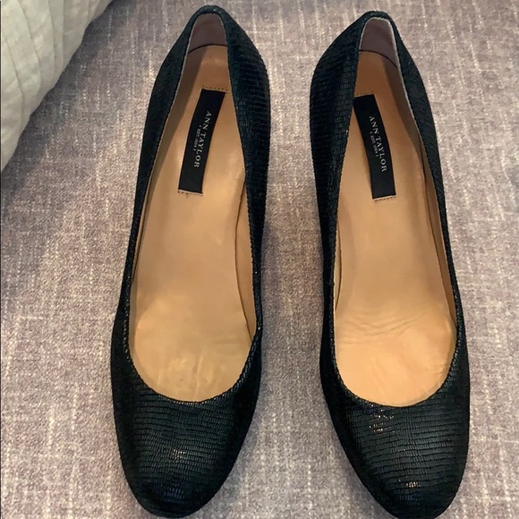 Wedge heel in black lizard print - Picture 3 of 8